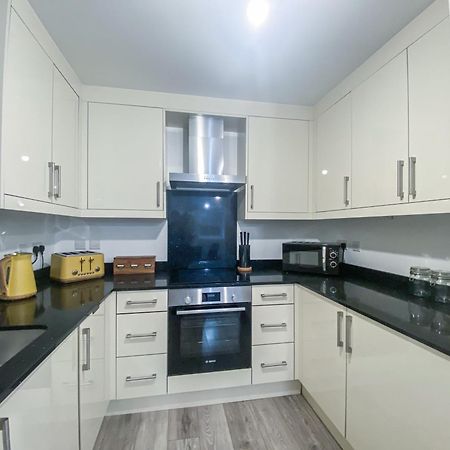 2 Bedroom City Centre Apartment In High Wycombe With Parking Bagian luar foto