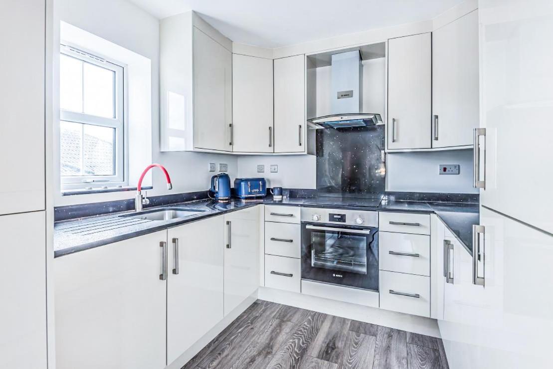 2 Bedroom City Centre Apartment In High Wycombe With Parking Bagian luar foto