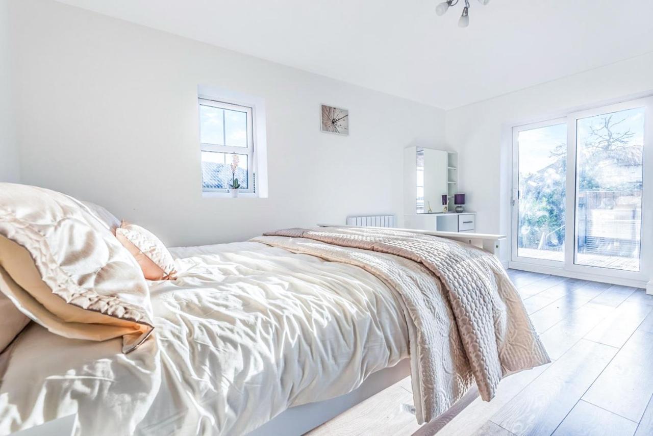 2 Bedroom City Centre Apartment In High Wycombe With Parking Bagian luar foto