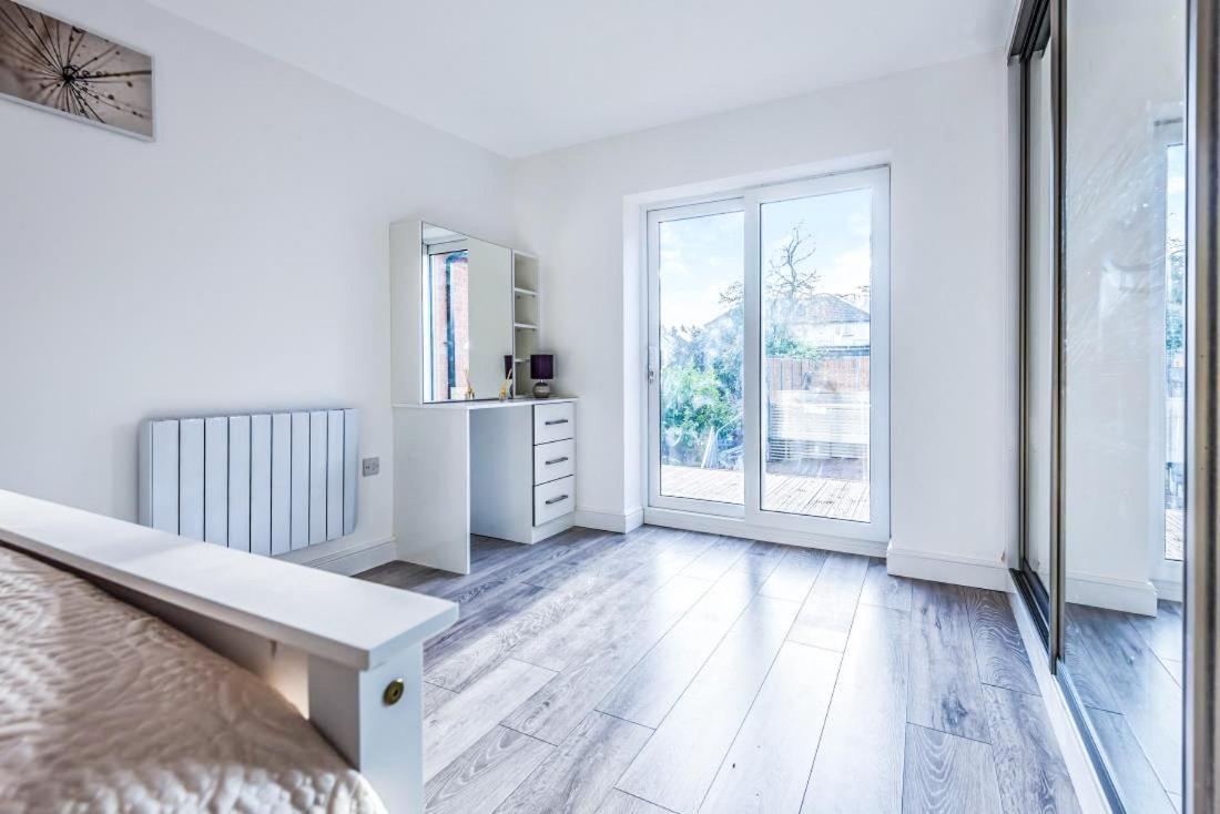 2 Bedroom City Centre Apartment In High Wycombe With Parking Bagian luar foto