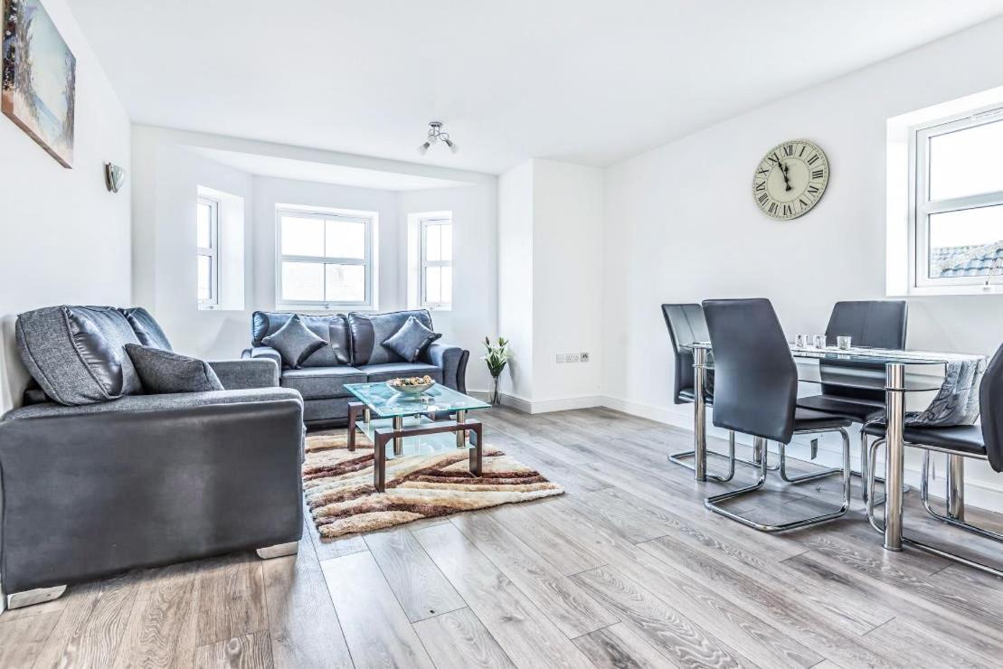 2 Bedroom City Centre Apartment In High Wycombe With Parking Bagian luar foto