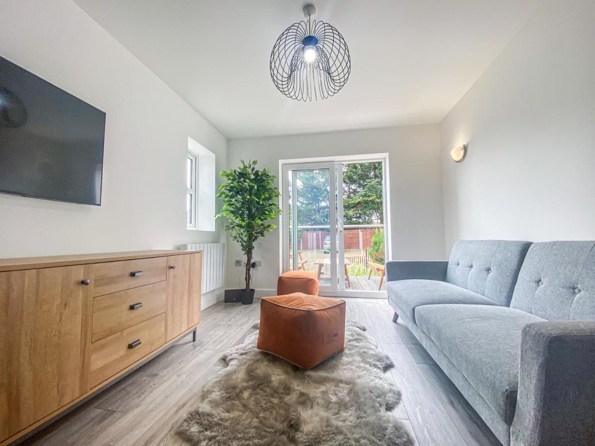 2 Bedroom City Centre Apartment In High Wycombe With Parking Bagian luar foto