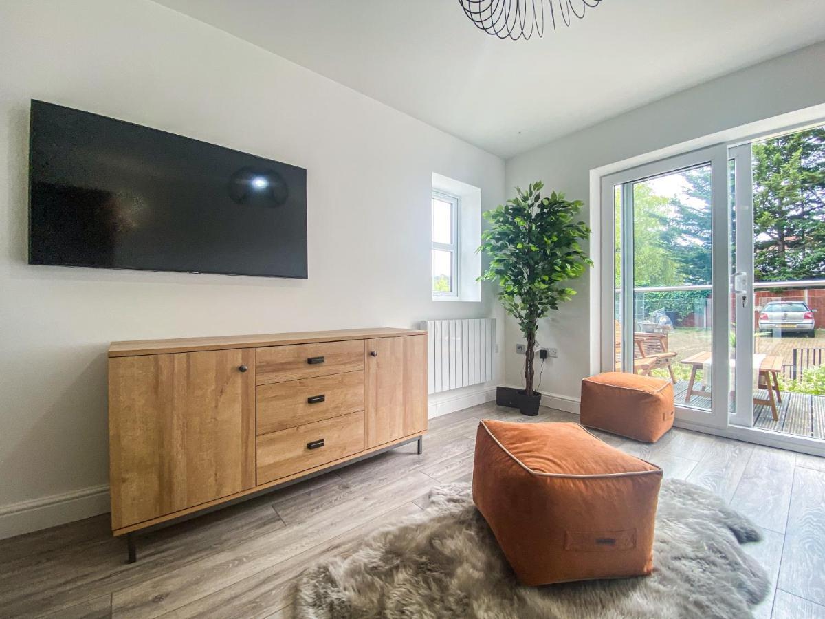 2 Bedroom City Centre Apartment In High Wycombe With Parking Bagian luar foto