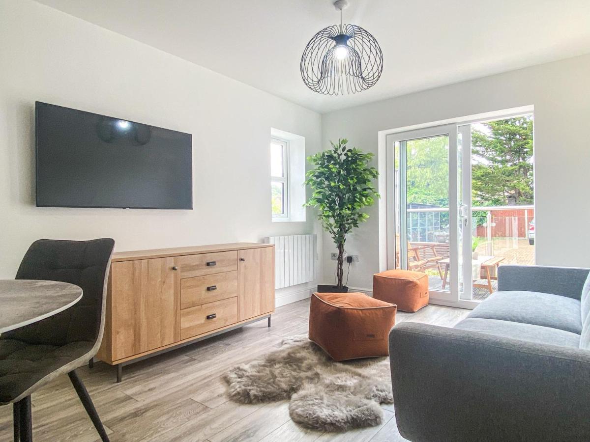 2 Bedroom City Centre Apartment In High Wycombe With Parking Bagian luar foto