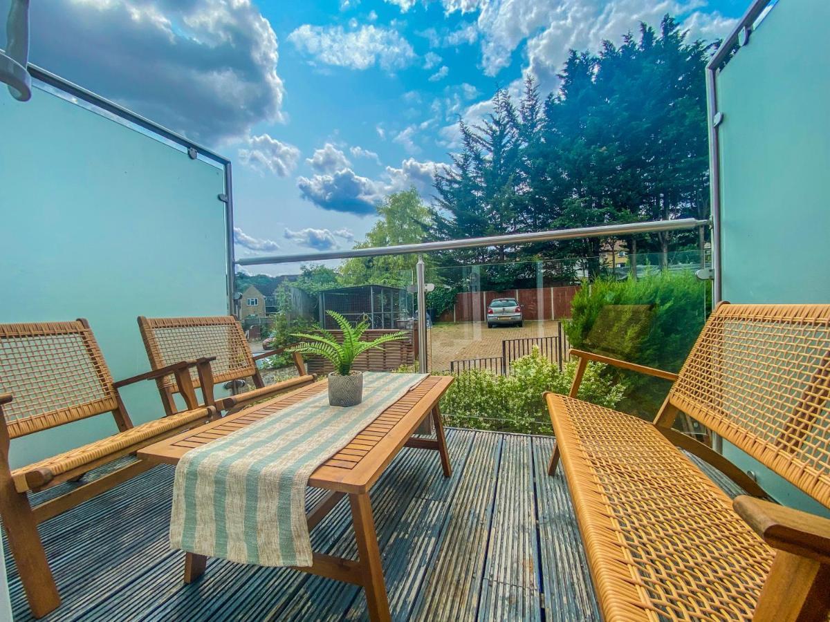 2 Bedroom City Centre Apartment In High Wycombe With Parking Bagian luar foto