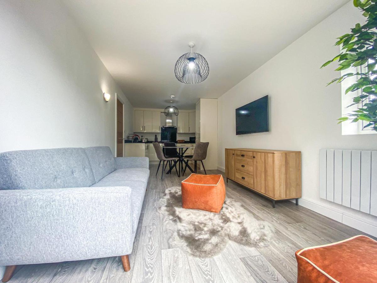 2 Bedroom City Centre Apartment In High Wycombe With Parking Bagian luar foto