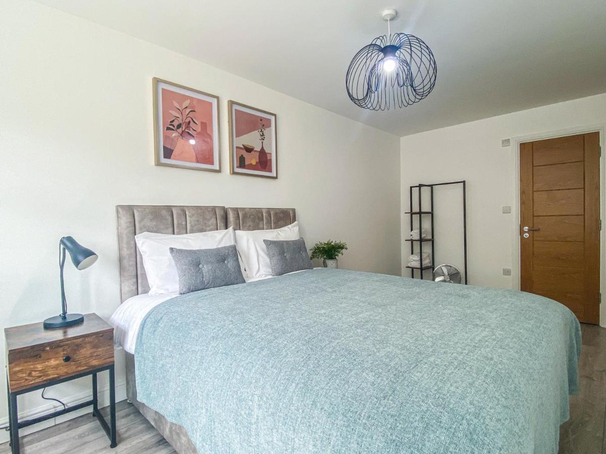 2 Bedroom City Centre Apartment In High Wycombe With Parking Bagian luar foto