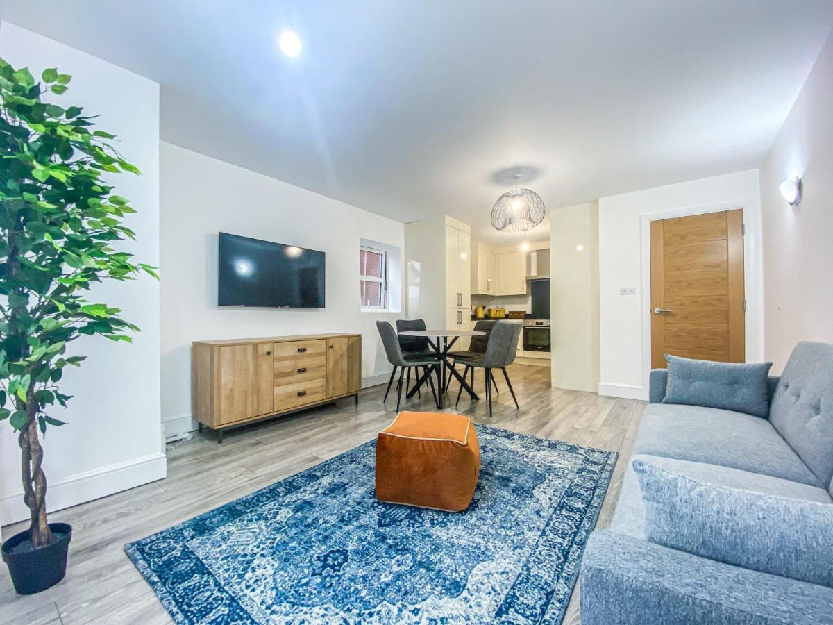 2 Bedroom City Centre Apartment In High Wycombe With Parking Bagian luar foto