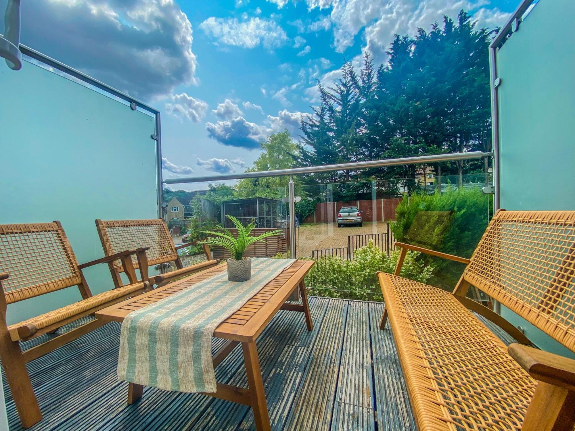 2 Bedroom City Centre Apartment In High Wycombe With Parking Bagian luar foto