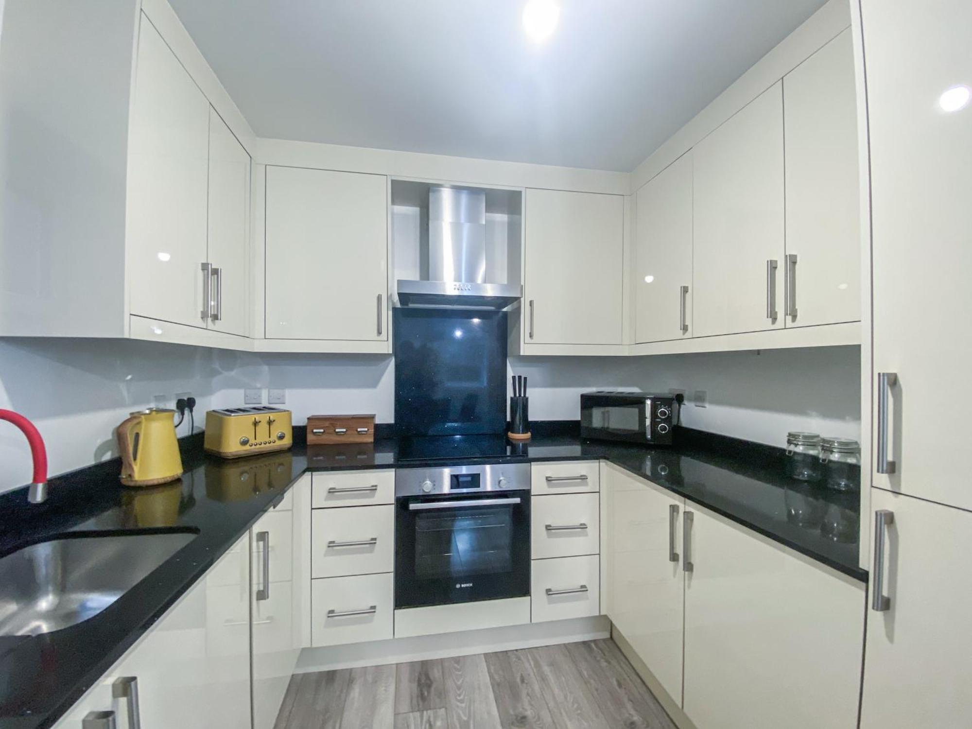 2 Bedroom City Centre Apartment In High Wycombe With Parking Bagian luar foto