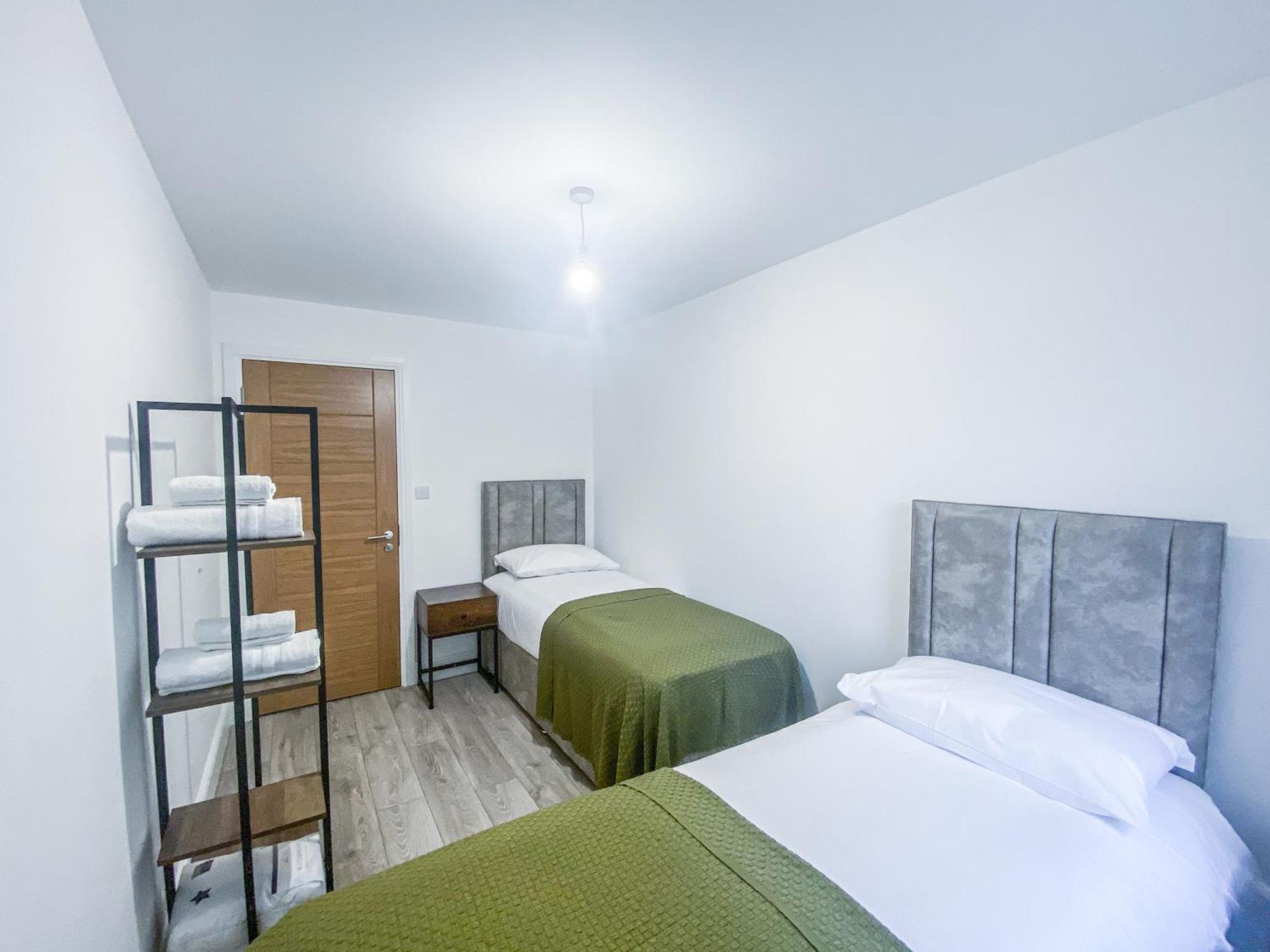 2 Bedroom City Centre Apartment In High Wycombe With Parking Bagian luar foto