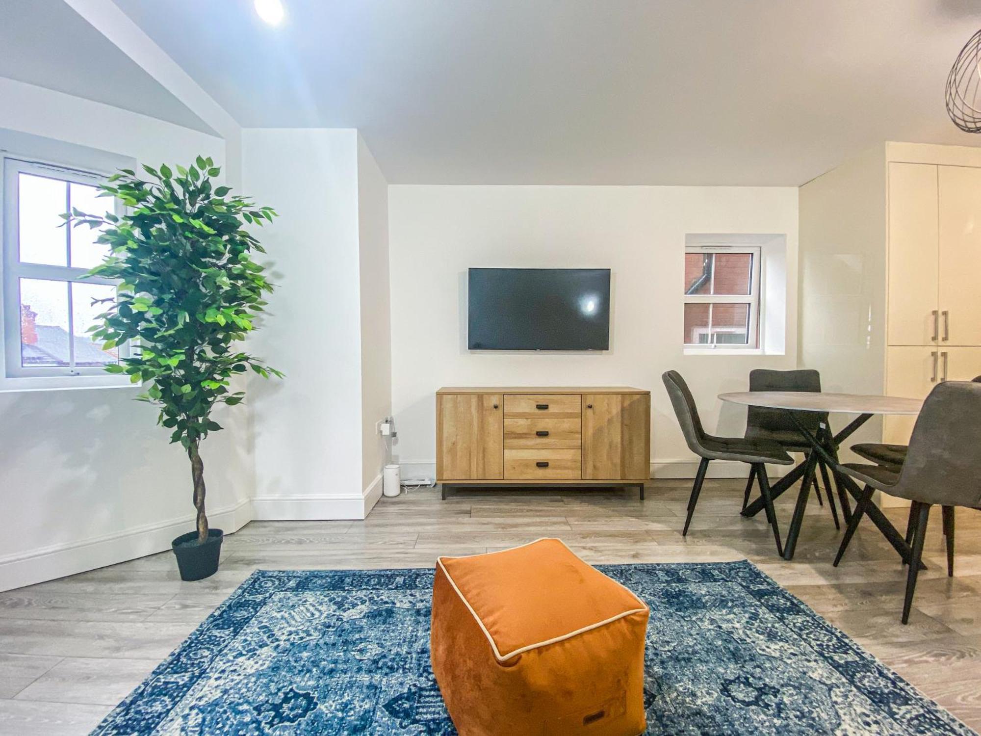 2 Bedroom City Centre Apartment In High Wycombe With Parking Bagian luar foto