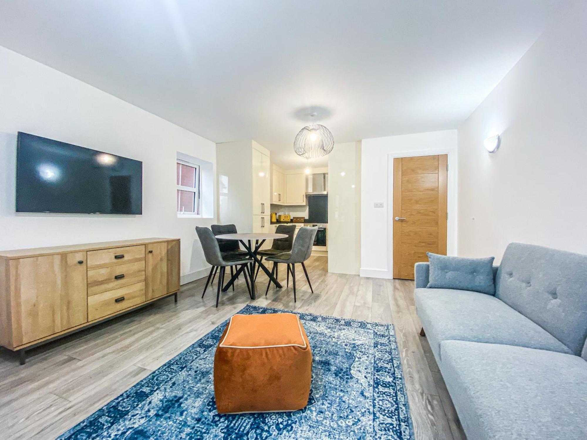 2 Bedroom City Centre Apartment In High Wycombe With Parking Bagian luar foto