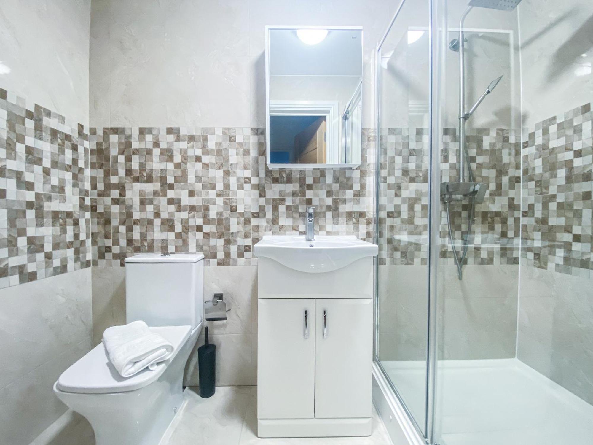 2 Bedroom City Centre Apartment In High Wycombe With Parking Bagian luar foto