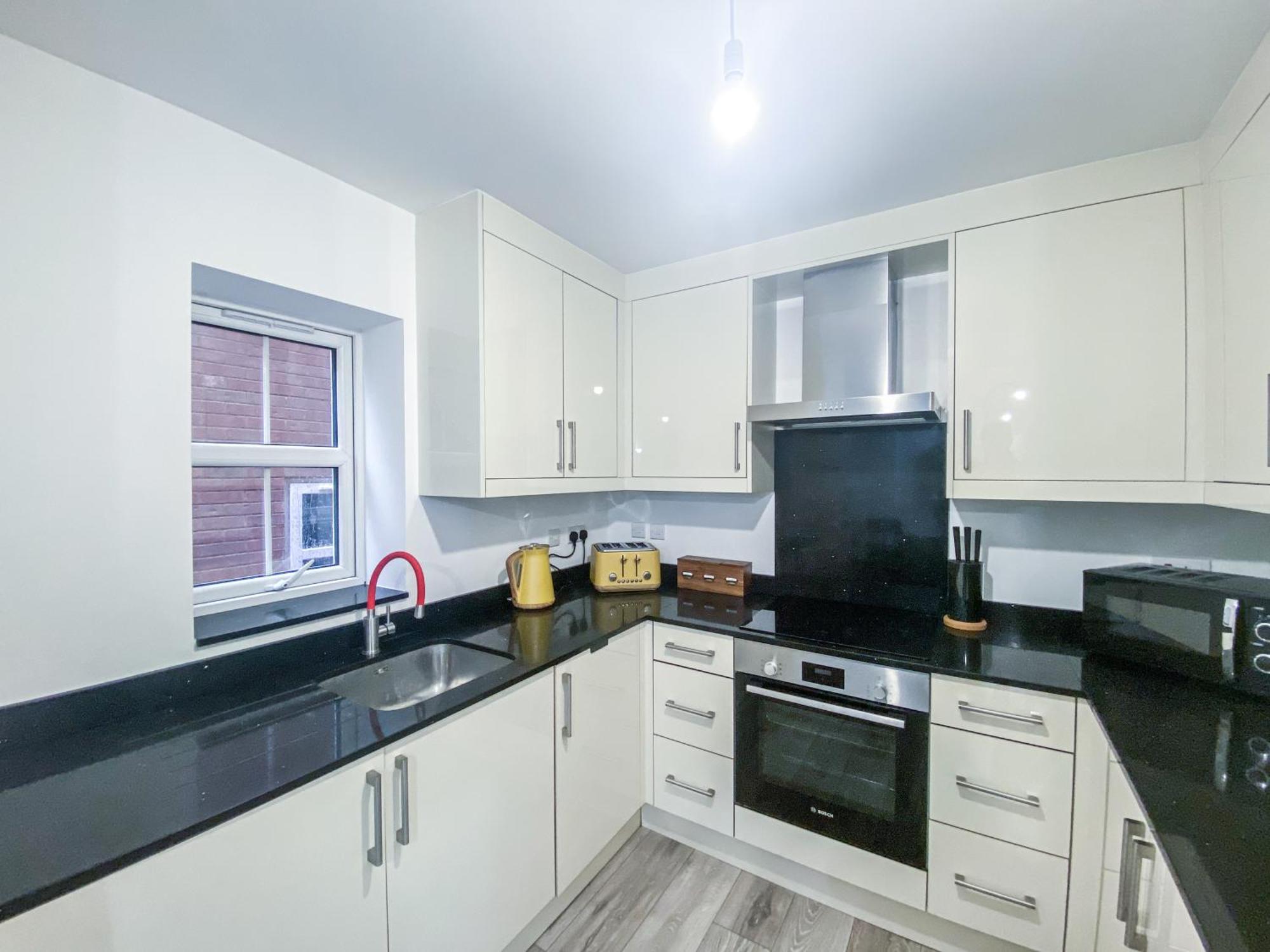 2 Bedroom City Centre Apartment In High Wycombe With Parking Bagian luar foto