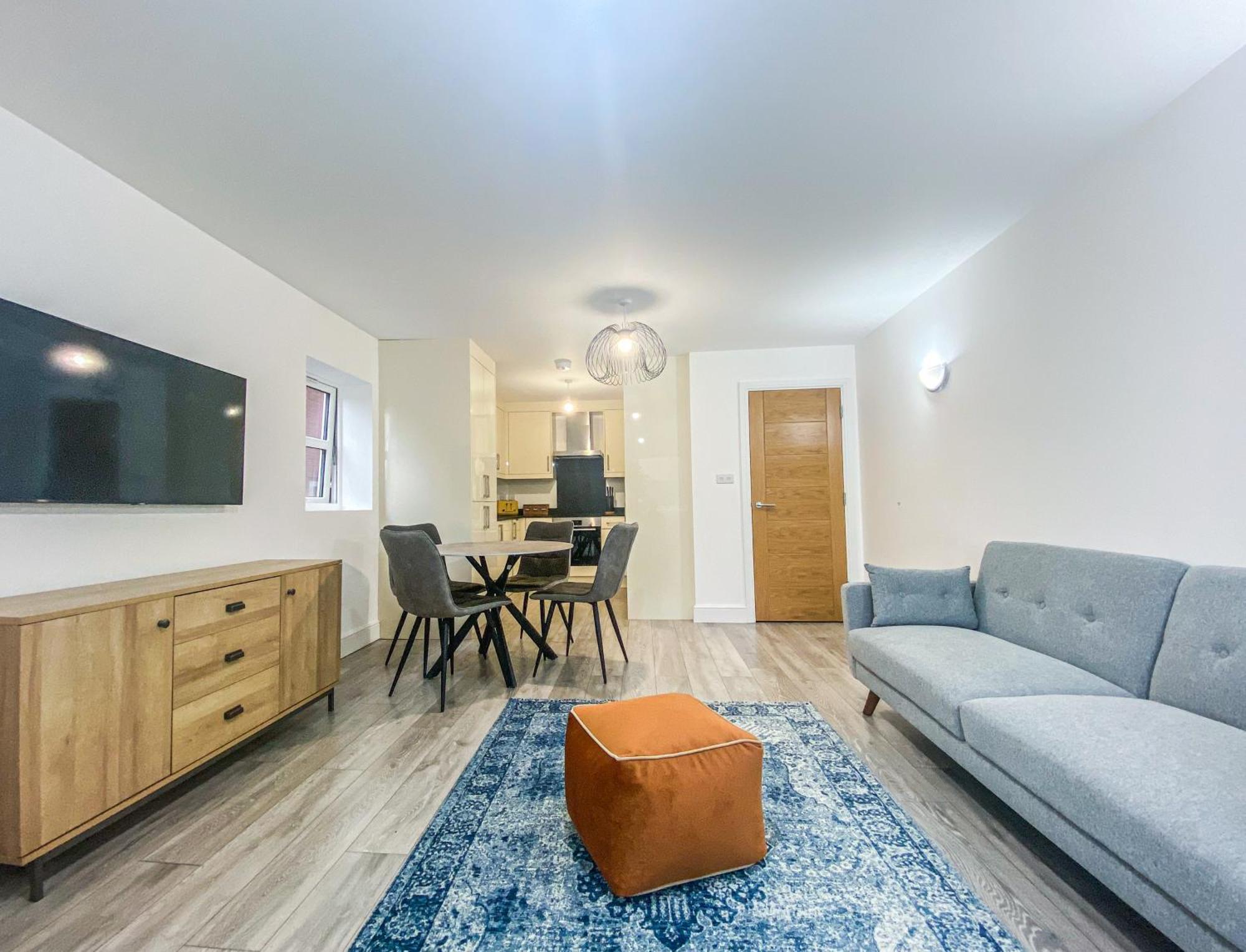2 Bedroom City Centre Apartment In High Wycombe With Parking Bagian luar foto