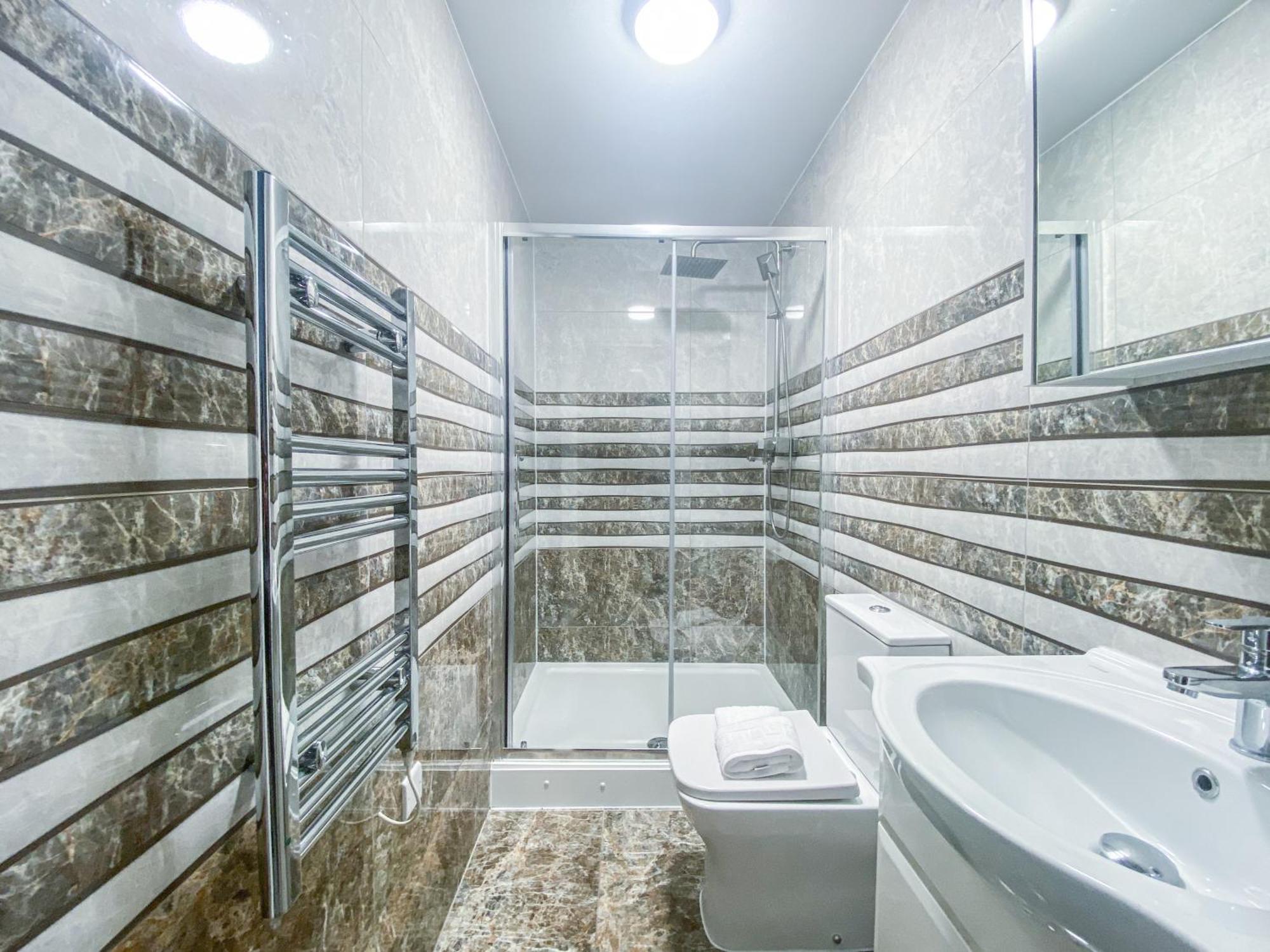 2 Bedroom City Centre Apartment In High Wycombe With Parking Bagian luar foto