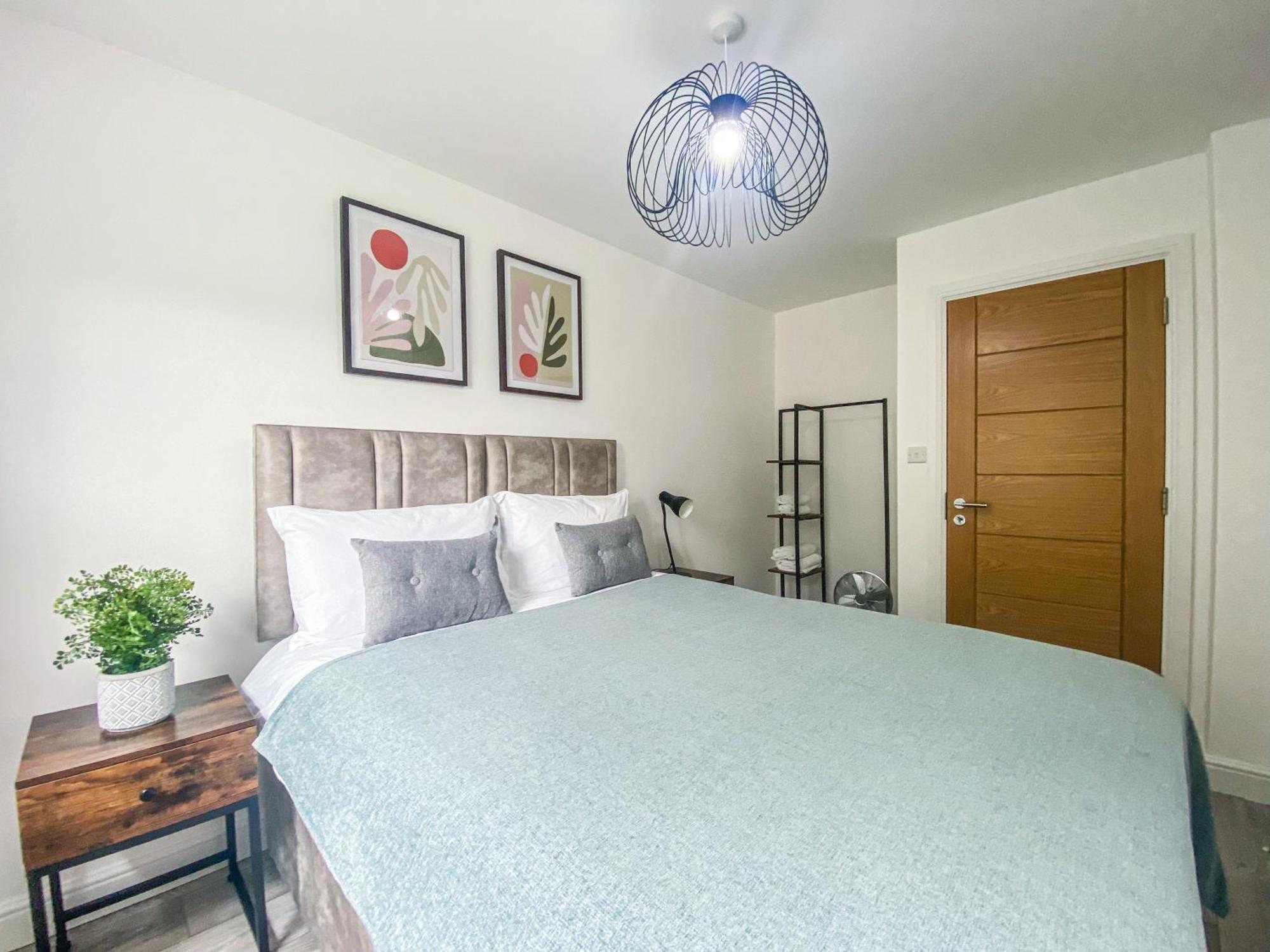2 Bedroom City Centre Apartment In High Wycombe With Parking Bagian luar foto