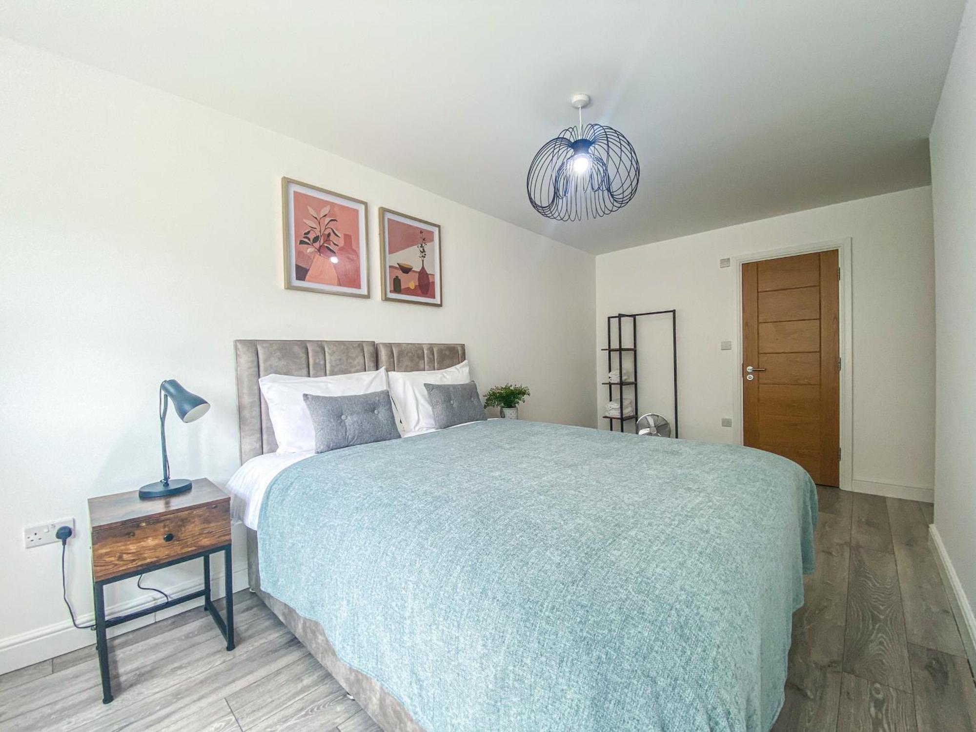 2 Bedroom City Centre Apartment In High Wycombe With Parking Bagian luar foto