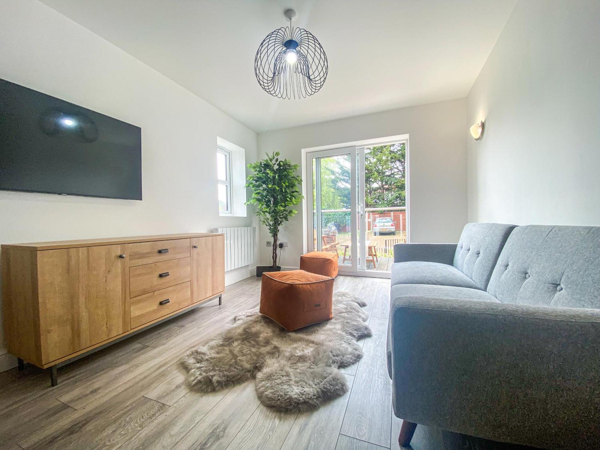 2 Bedroom City Centre Apartment In High Wycombe With Parking Bagian luar foto