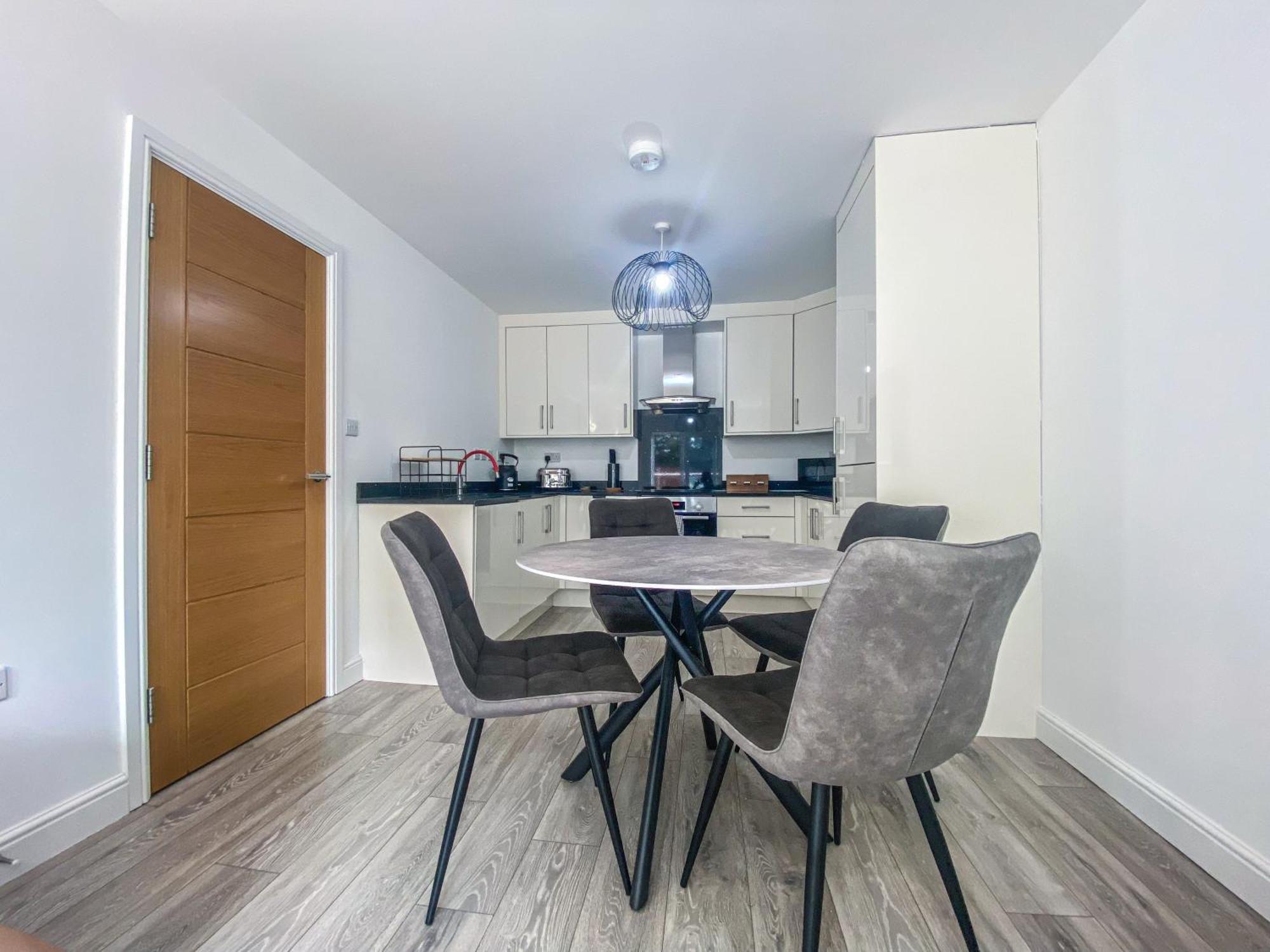 2 Bedroom City Centre Apartment In High Wycombe With Parking Bagian luar foto