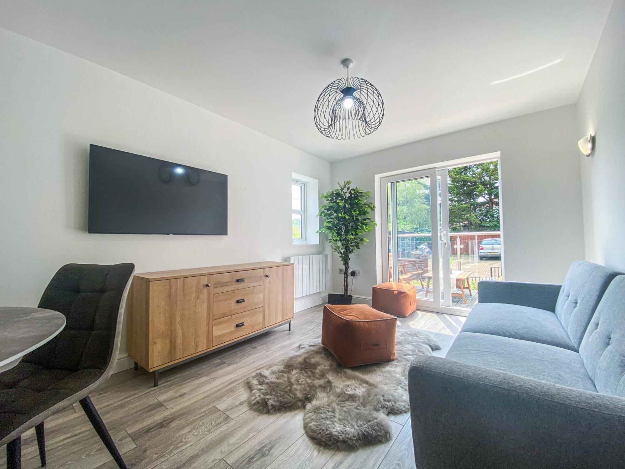 2 Bedroom City Centre Apartment In High Wycombe With Parking Bagian luar foto