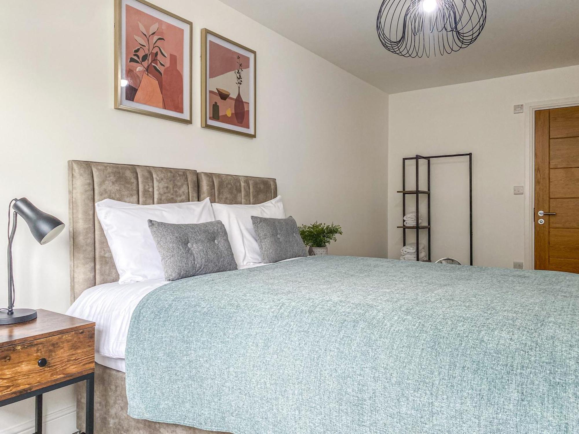 2 Bedroom City Centre Apartment In High Wycombe With Parking Bagian luar foto