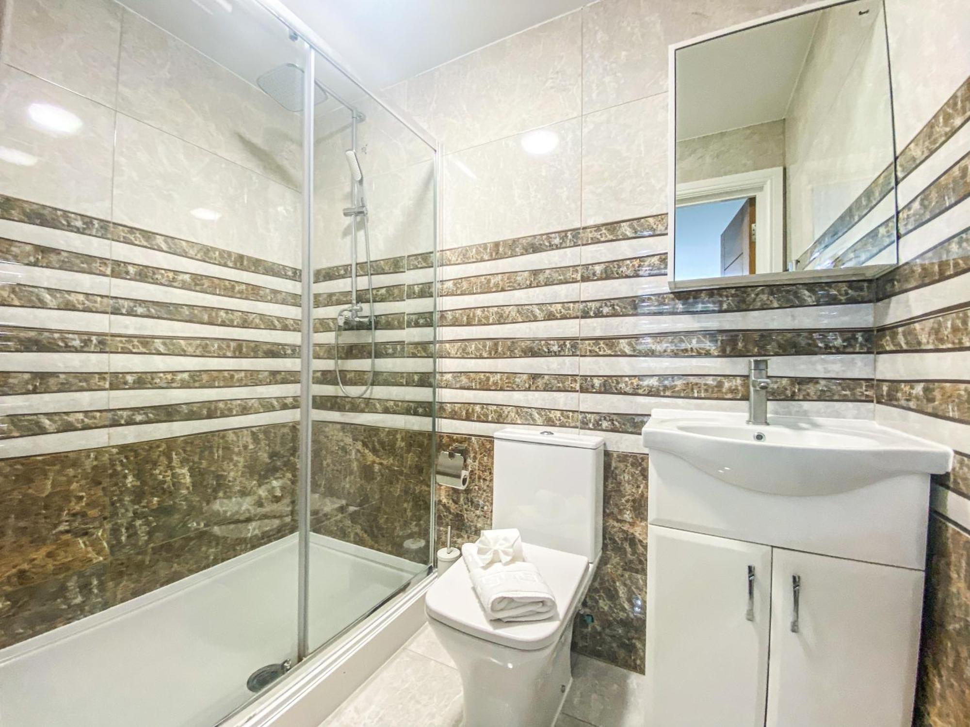 2 Bedroom City Centre Apartment In High Wycombe With Parking Bagian luar foto