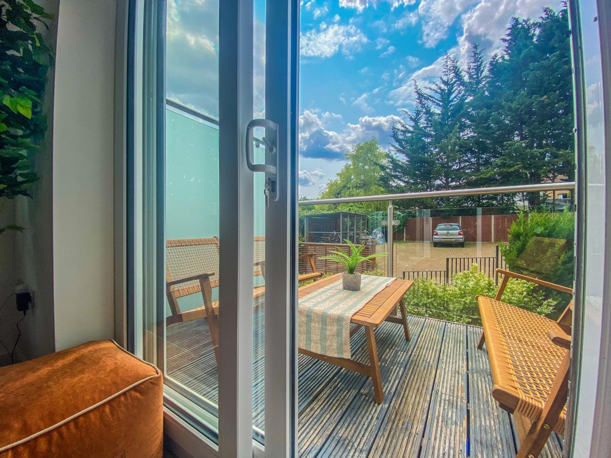 2 Bedroom City Centre Apartment In High Wycombe With Parking Bagian luar foto